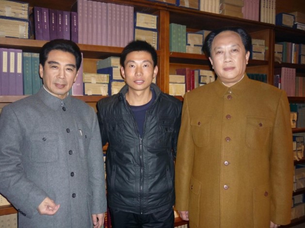 总经理王家存探班唐国强、孙维民拍摄《五星红旗迎风飘扬》.jpg