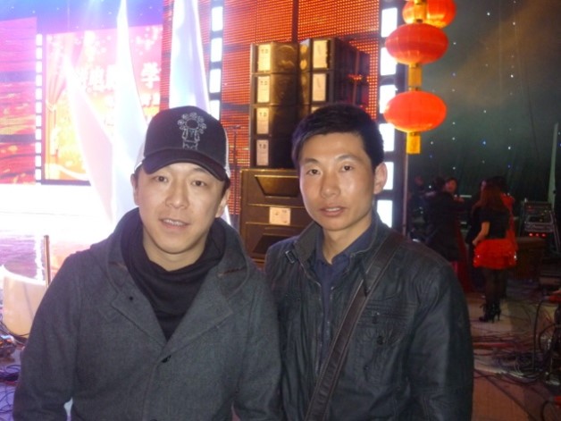 总经理王家存与黄渤在总部颁奖现场.jpg